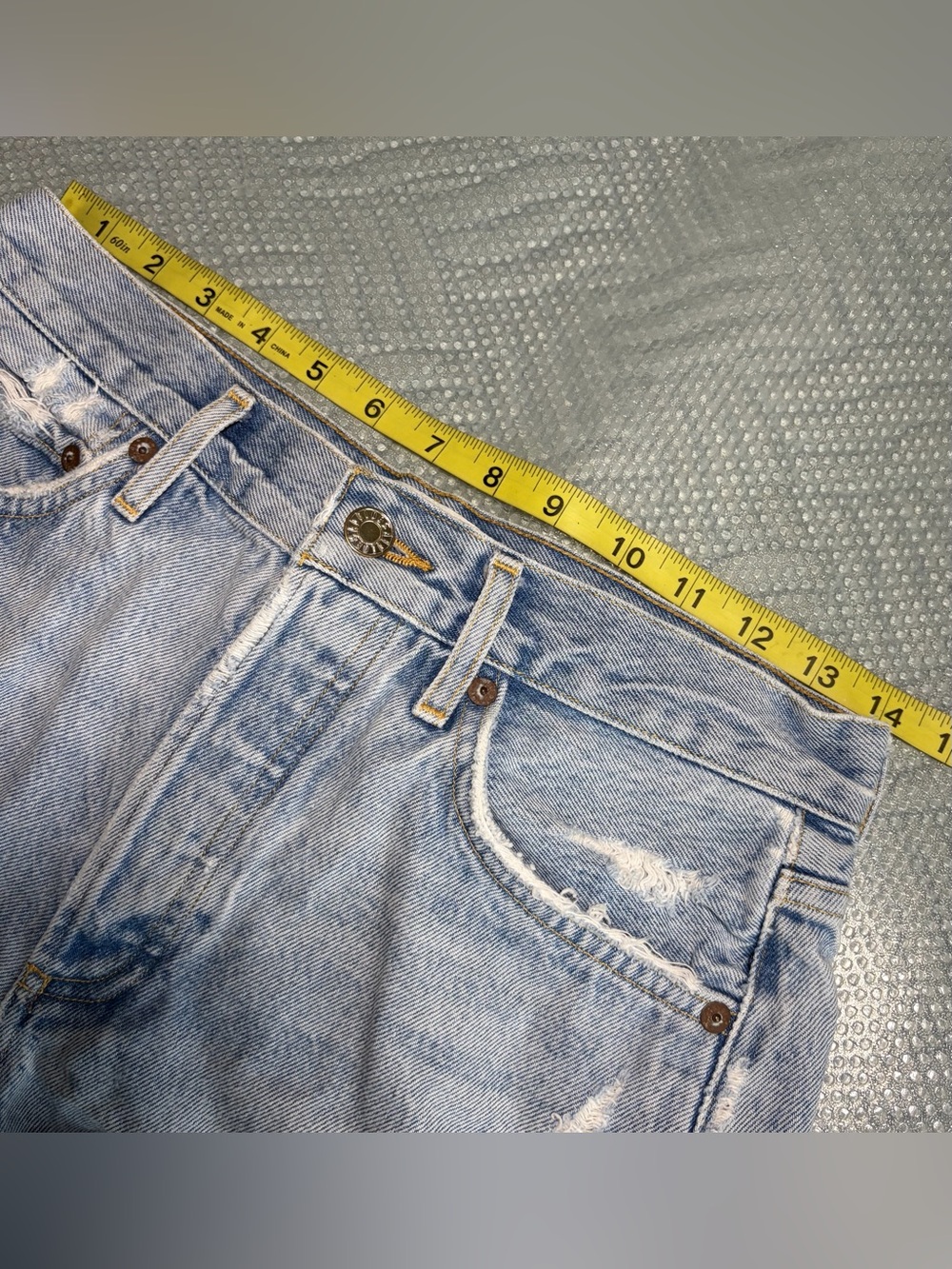 AGOLDE Light Wash Distressed Denim Womens Shorts SZ 26 - Picture 3 of 5